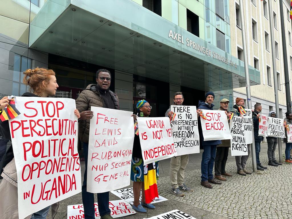 drstellanyanzi's tweet photo. 4/10 The peaceful protest at @UGEmbassyBerlin is ongoing! #ugnotyetindependent
#stillnotindependent https://t.co/sj9GXGVxYc