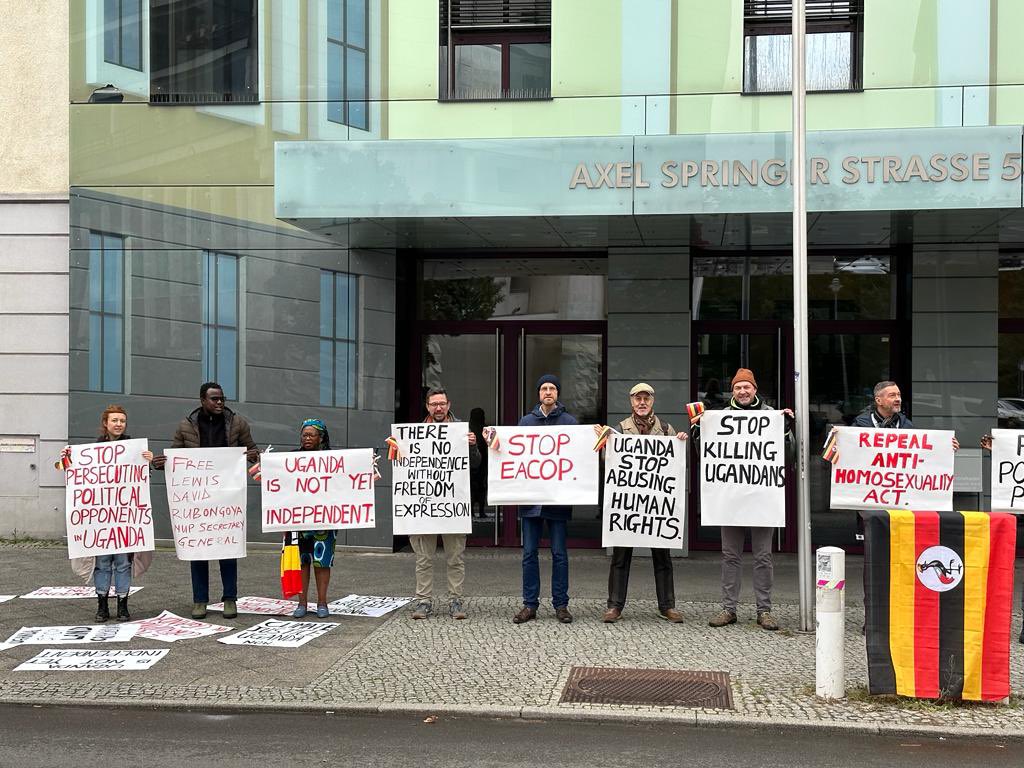 drstellanyanzi's tweet photo. 4/10 The peaceful protest at @UGEmbassyBerlin is ongoing! #ugnotyetindependent
#stillnotindependent https://t.co/sj9GXGVxYc