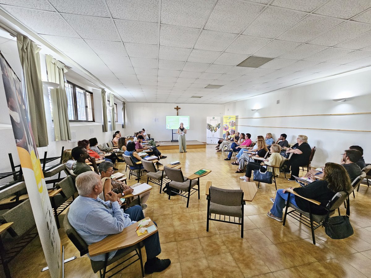 ProcladeBetica's tweet photo. 🙌 Bajo el lema “Organizar la Esperanza” se celebró del 6 al 8 de octubre en La Zubia, Granada, el Encuentro de Voluntariado de Proclade Bética. 
💚 Fortalecidos con este espacio de encuentro, formación, escucha, celebración y mesa compartida.
👉 Más: https://t.co/GTDV7jU2YY https://t.co/CQqveeIfvL