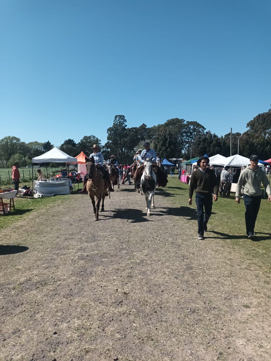 BertellysHernan's tweet photo. Ayer participé de la Fiesta del arraigo y la familia rural que tuvo lugar en el Paraje Pablo Acosta🌾 🫂compartí una gratificante jornada que contó con paseo de artesanos, espectáculos musicales y muchas más propuestas. Deseo que sea la primera de muchas fiestas del arraigo. https://t.co/fsQ6qCYlj2