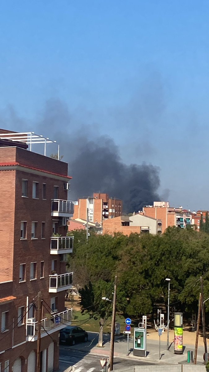 laveudemontcada's tweet photo. Incendi a una empresa de desballestament de vehicles ubicada a Can Rocamora. La @Policia_MiR i els bombers ja es troben al lloc dels fets #MontcadaiReixac #MasRampinyo https://t.co/6ehnJFRRmf