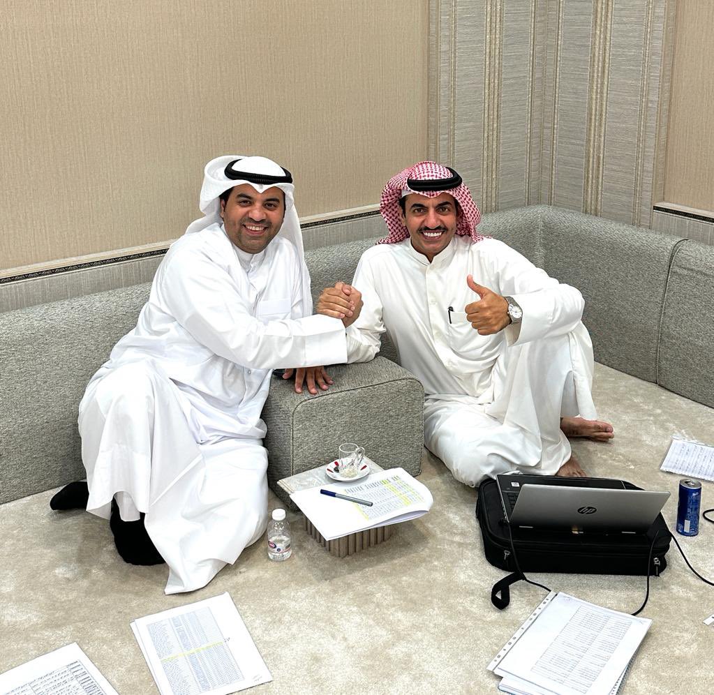 لي صاحب ٍ وقت النخاوي يجمل
… ما غاب عني بشدته.. كيف اجازيه
قبل امس دافن والده ومتحمل
… ووقت العزا ينخى رجال  ٍ تعزيه
سبحان من تمم علينا وكمل
… بالتزكيه تمت علينا جوازيه
.
اخوي الغالي وليد موسى المقطي
صاحب معروف كبير وفزعه تشرف
<a href="/waled_mosa/">وليد موسى الشمري</a> 
انتخابات #جمعية_المعلمين