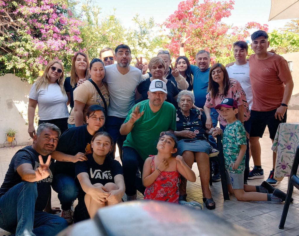 rodriguez_dito's tweet photo. Amor de familia y puro peronismo!! @SergioMassa @QuintelaRicardo https://t.co/Uvy8fKg972