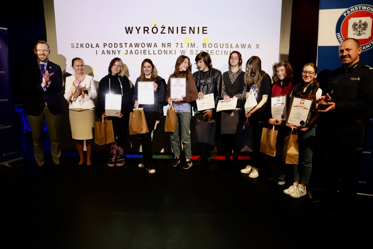 KO_Szczecin's tweet photo. 🏆Znamy laureatów 5️⃣ Wojewódzkiego Przeglądu Form Artystycznych odbywającego się pod patronatem #ZKO Katarzyny Koszewskiej🎭.
🥇#SP #Tanowo
🥈#PSP4 w #Świdwin
🥉#SP #Modlimowo
Wyróżnienie #SP71 #Szczecin
Nagrody wręczyli @BoguckiZbigniew @KWPwSzczecinie i @SzczecinWsse. https://t.co/Z8fkSQrHAG