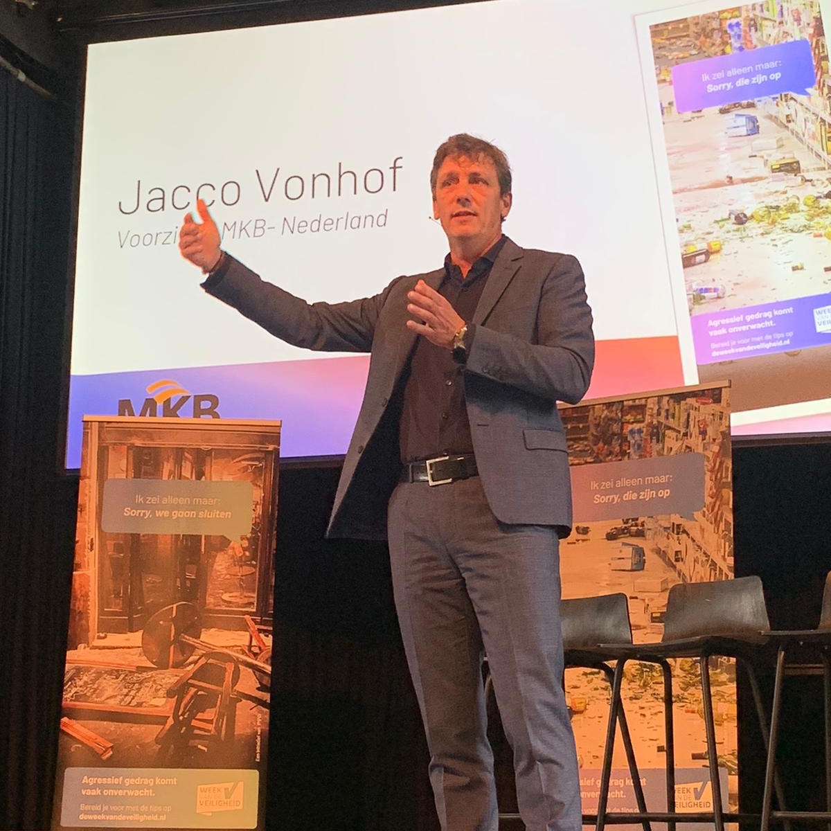 De Week van de Veiligheid is vandaag geopend door <a href="/voorzittermkbnl/">Jacco Vonhof</a> . Dit jaar is het thema 'agressie en geweld'. Helaas krijgen ondernemers en hun medewerkers hier steeds vaker mee te maken. #wvdw

➡️deweekvandeveiligheid.nl