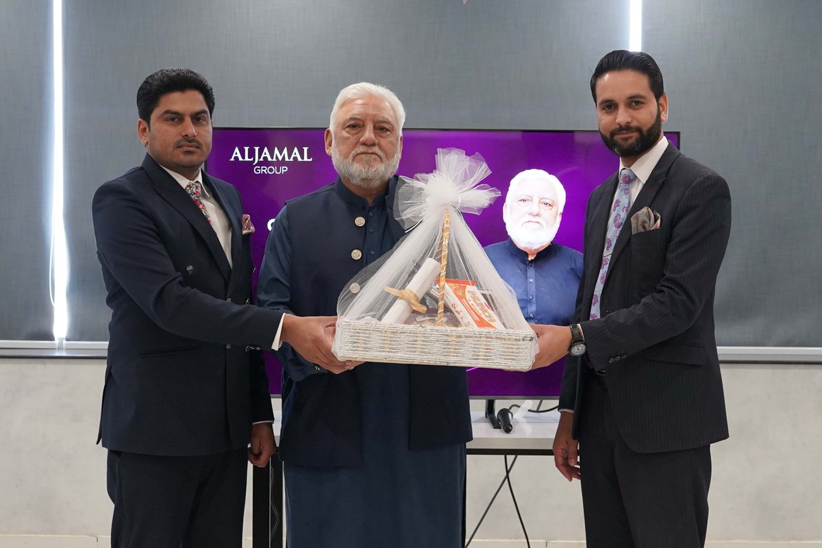 aljamalgroup's tweet photo. A gathering to toast our sales successes and extend a warm welcome to our new members.
Together, We march toward Excellence! 
#MonthlySalesMeeting #Success #AlJamalGroup https://t.co/1j2aCPi66J