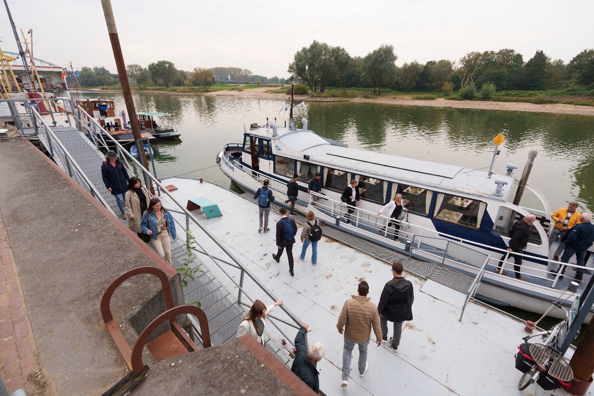 Deelnemers op (boot)excursie of een stadswandeling in Arnhem tijdens de #DagvandeStad.