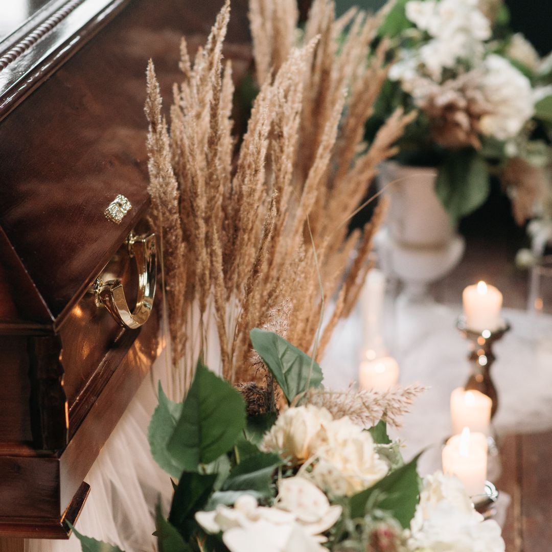 C'est ce qui s'appelle, littéralement, revenir d'entre les morts. 😱Une défunte s’apprête à être enterrée. Durant la cérémonie, ses proches entendent des bruits du cercueil... Ils l'ouvrent et découvrent que la dame respire. L’histoire complète : alibieditions.com/y-a-quelquun/