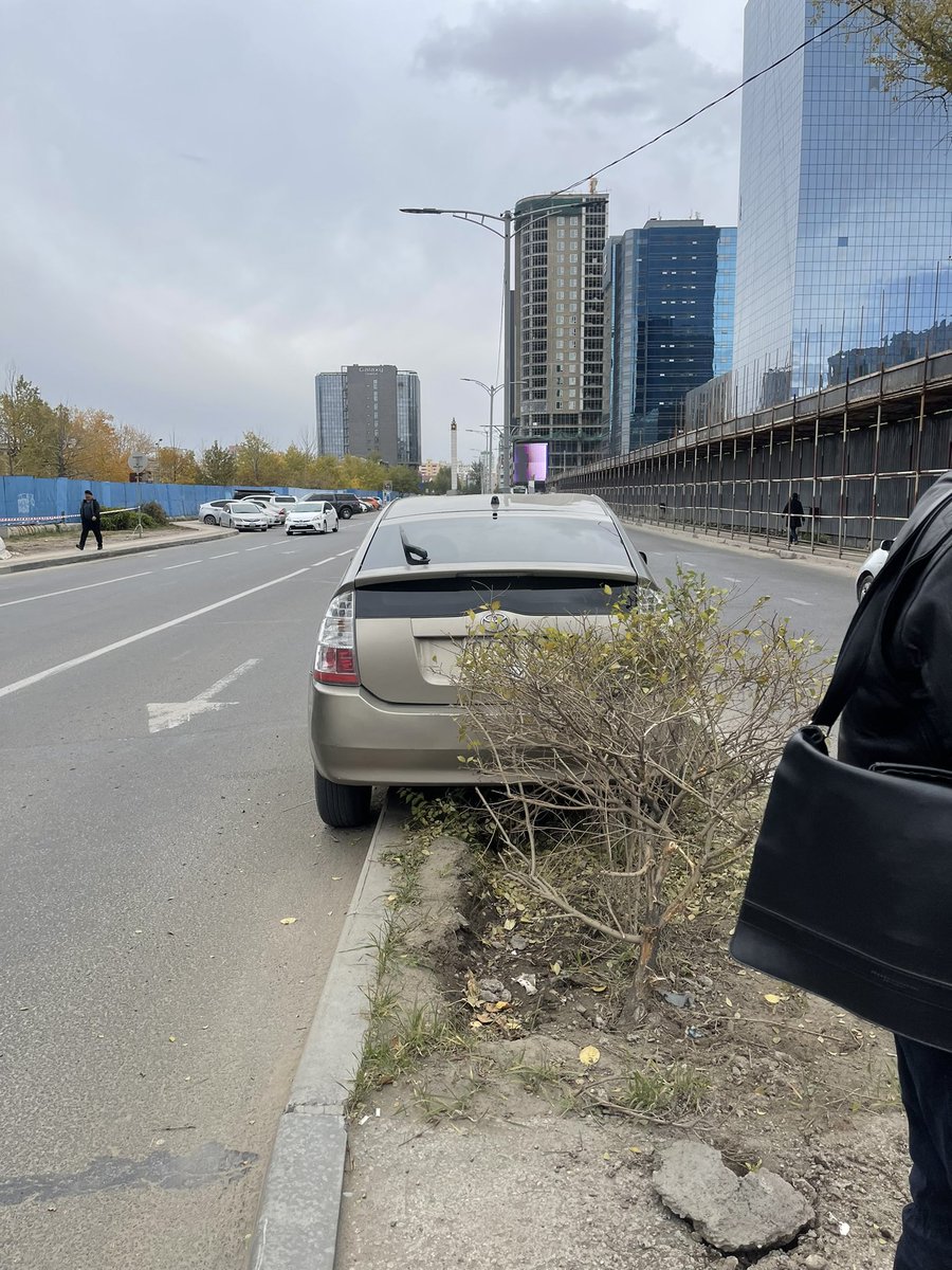 Өдөр сургуулиас нь хүүхэд авахдаа шал согтуу замын хөдөлгөөнд оролцоод явж байна. Том машинд шахуулаад хашлага даваад эвдэрсэн гэх, бараг тэр том тэрэгний жолоочид баярлах ёстой байх даа.