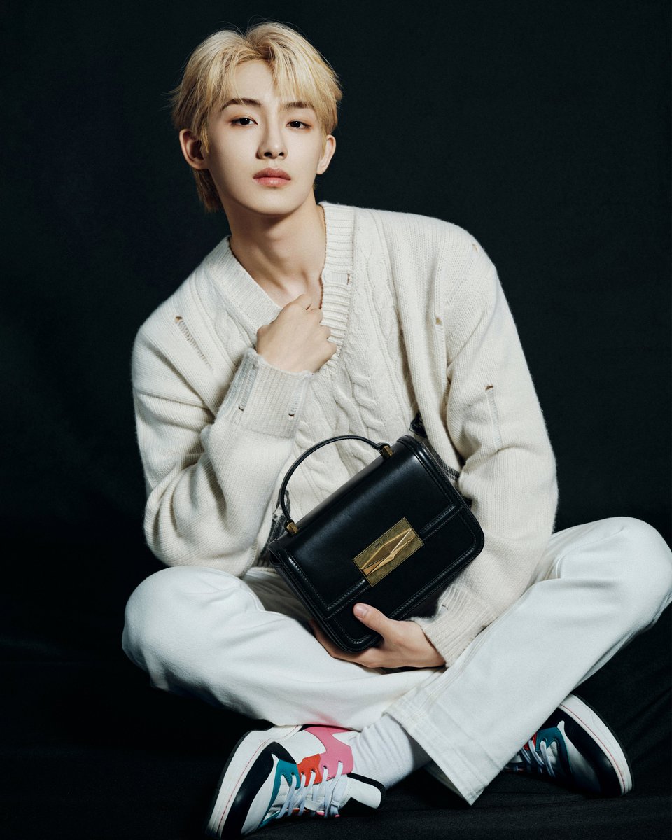 jimmychoo's tweet photo. Crafted in Italian leather and hand finished with signature hardware, the Diamond Top Handle makes the perfect addition to any outfit - as styled by Winwin #JimmyChoo

https://t.co/7ji0MU4sqm https://t.co/pe5osOJuIo