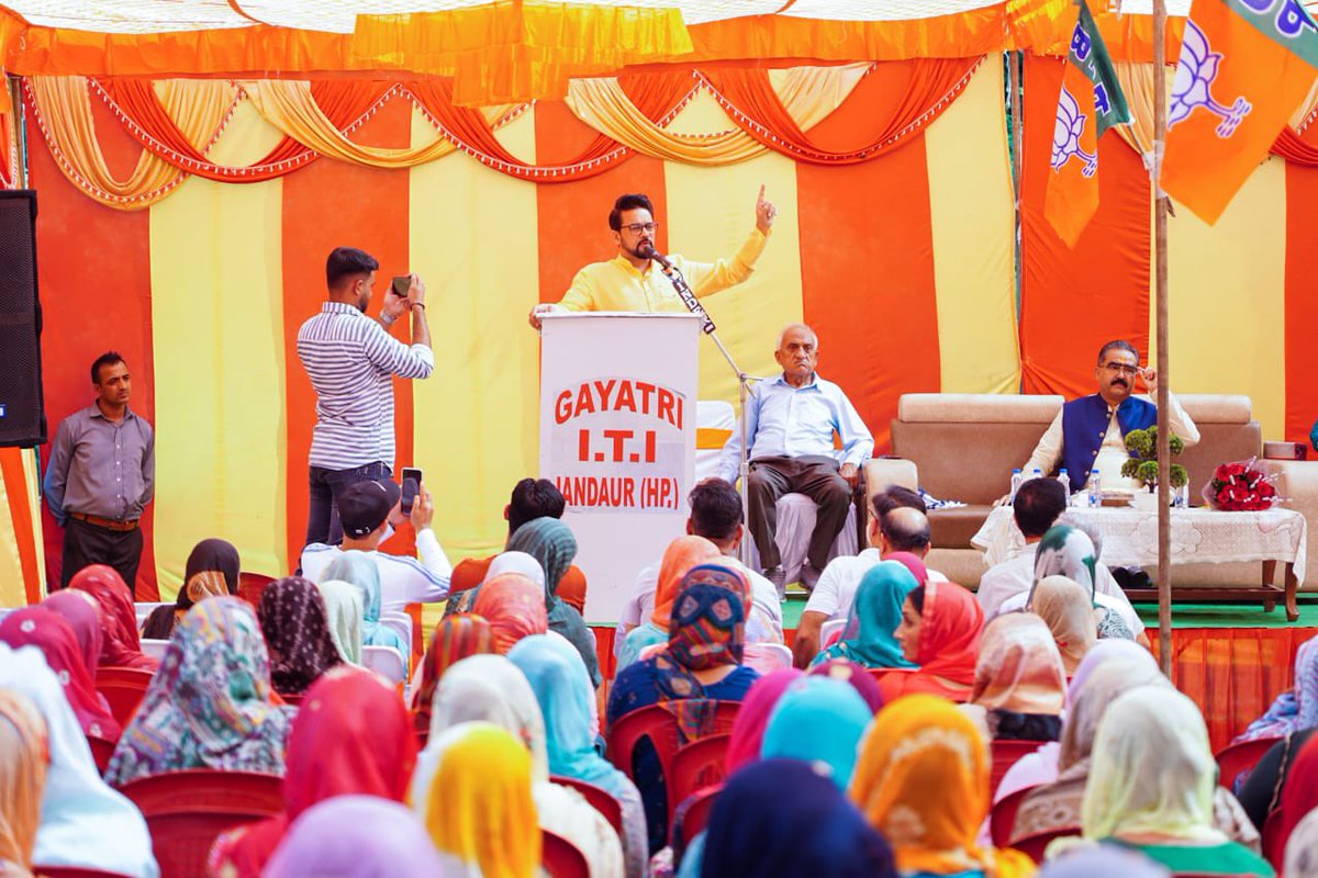 ianuragthakur's tweet photo. वीरभूमि हिमाचल प्रदेश बलिदानियों की भूमि है। यहाँ गाँव के गाँव हमारे वीरों के क़िस्सों से पटे पड़े हैं। #MeriMaatiMeraDesh हमारे शहीदों , स्वतंत्रता संग्राम के गुमनाम नायकों को याद करने का उन्हें श्रद्धांजलि देने का प्रयास है। 

आज अपने संसदीय क्षेत्र के जसवां-प्रागपुर विधानसभा की रिडी कुठेड़ा,अमरोह व नारी ग्राम पंचायत में घरों से मिट्टी एकत्रित की व जनसभा को संबोधित किया।