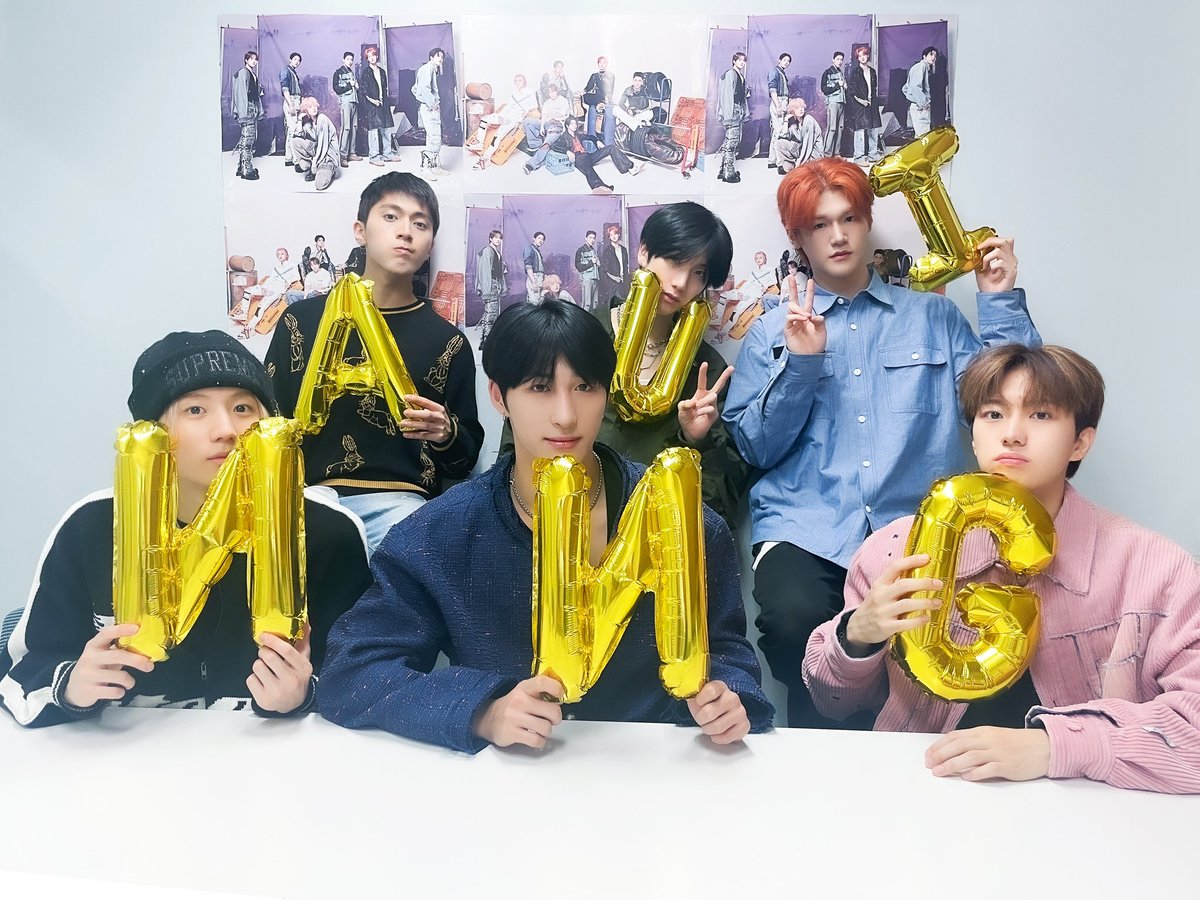 JUSTB_Official's tweet photo. [#JUSTB_BY] 오늘의 저스트비 목표! 온리비에게 행복 N🩷A🩷N🩷U🩷G🩷I 완료!🍀 오늘 저스트비는 온리비가 있어 웃음가득 행복한 하루였다네요! 앞으로 우리 함께 행복 가득☘️ 행운 가득🍀한 활동 만들어가요🐍

#JUSTB #저스트비 
#MEDUSA #메두사 https://t.co/WMMAdXcWSi