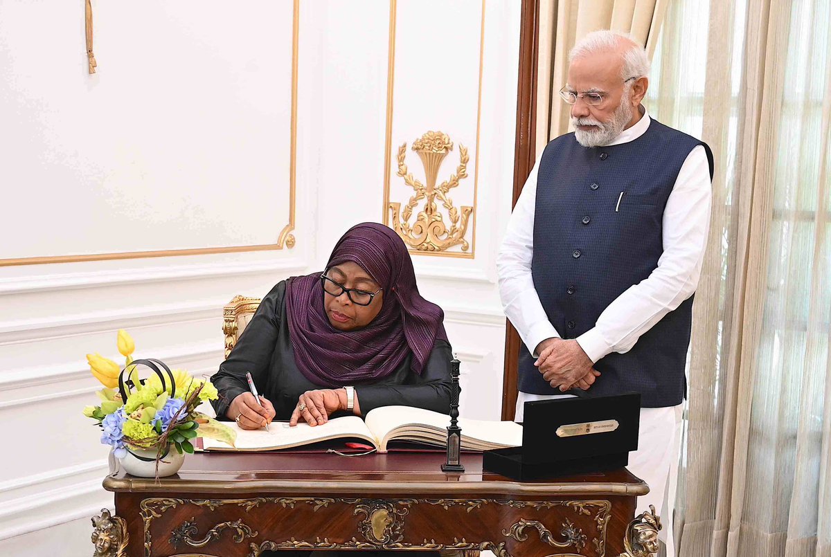 Rais wa Jamhuri ya Muungano wa Tanzania Mhe. Samia Suluhu Hassan akisaini Kitabu cha wageni katika moja ya Ofisi zilizopo kwenye Jengo Maalum la kupokelea wageni wa Kitaifa Hyderabad House New Delhi Nchini India tarehe 09 Oktoba, 2023.
