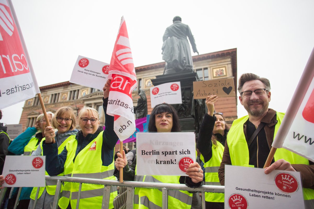 Berlin spart sich krank! Heute haben wir gemeinsam mit vielen anderen Verbänden und Organisationen vor dem Abgeordnetenhaus protestiert. Wir kämpfen gegen die geplanten Kürzungen bei Gesundheitsprojekten und der Versorgung für obdachlose Menschen. Das kann nicht sein!
