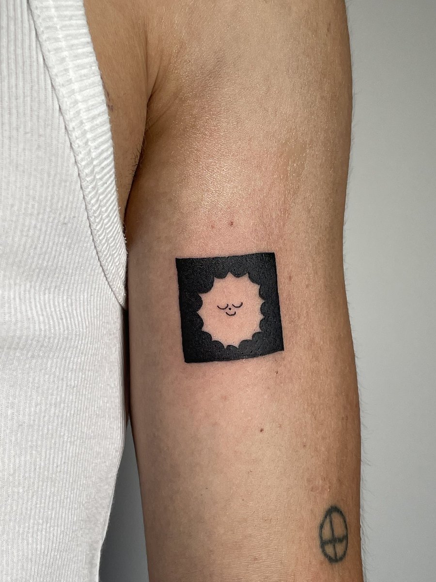 arthurorigolo's tweet photo. Premier tattoo d’un apprenti tatoueur (j’ai trop hâte d’en faire pleins d’autres ptn) https://t.co/KbGmPpWZU0