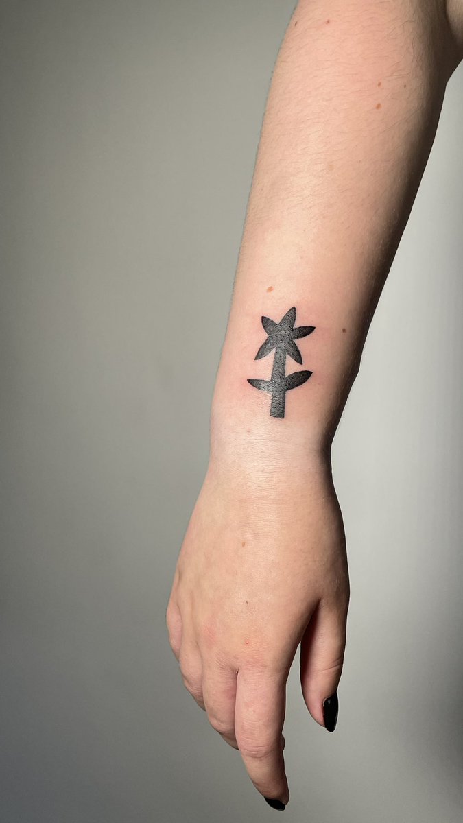 arthurorigolo's tweet photo. Premier tattoo d’un apprenti tatoueur (j’ai trop hâte d’en faire pleins d’autres ptn) https://t.co/KbGmPpWZU0