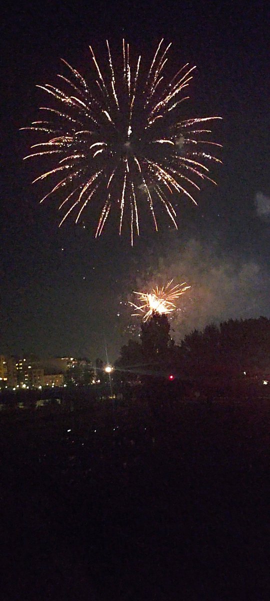 stiwiecaralibro's tweet photo. Fi de festa. Un castell de focs que ha sigut la metàfora del que s'ha viscut aquests dies de festa major a Lleida i que ja anunciava el programa: fluix i mediocre.
Sense ser jo un expert aquí va la meva opinió. 
#Lleida #festesTardor2023 
🧵Obro mini-fil: https://t.co/zMrXVNh8WN