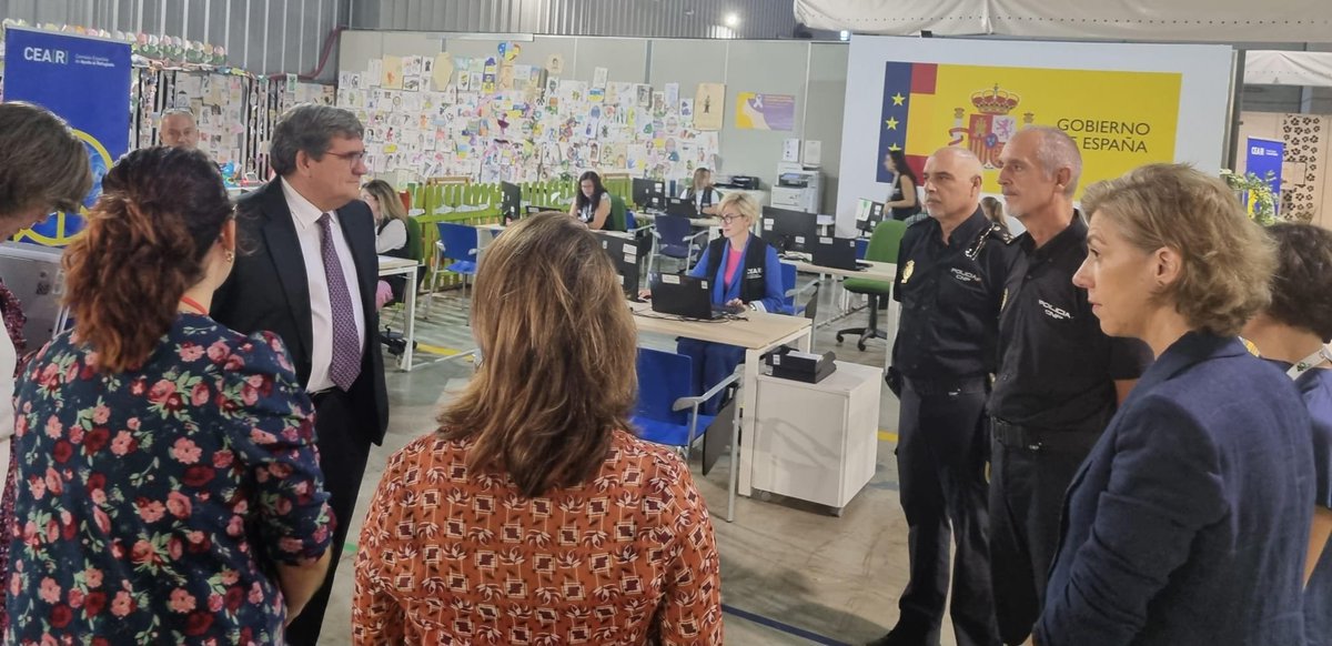 inclusiongob's tweet photo. 🚩El ministro se ha dirigido al CREADE donde ha podido comprobar, junto a la directora del centro Pilar Huertas y la concejala @MarTorresCasado el trabajo que desarrolla el personal de @CEARefugio @Fundacion_Ceoe @info_TGSS @EUAsylumAgency @policia @ACNURspain https://t.co/L5EJoBWakg