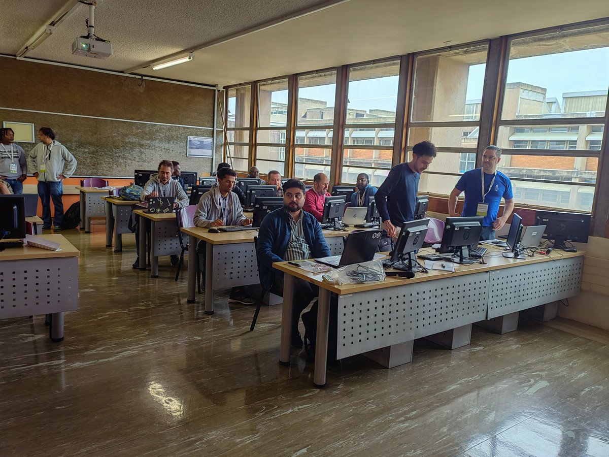 eLwazi_ODSP's tweet photo. Today, we kickstart the #ContainersandWorkflows workshop in collaboration with @MADIVA_DSI  @WitsUniversity. Participants will learn to use Docker, Dockstore, Nextflow, Terra, Workflow Description Language, ilifu, etc. 

#DataScience #ContainersandWorkflows #Bioinformatics https://t.co/Qtl5kXJYmR