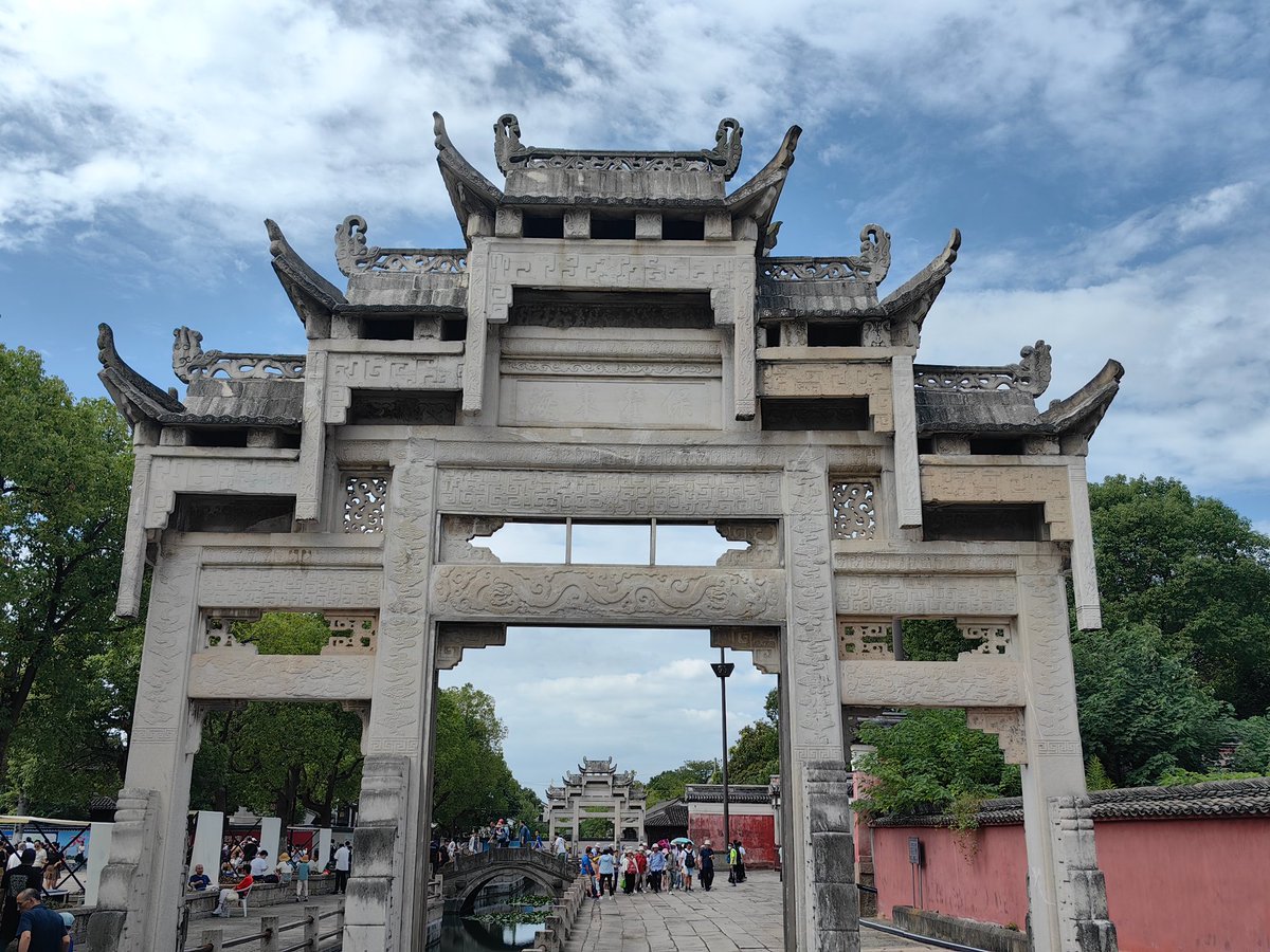 There are memorial archway in many places in China, which are buildings with Chinese characteristics. They are buildings built in feudal society to honor meritorious deeds, imperial examinations, virtue and loyalty, filial piety and righteousness. Some temples also use memorial archway as gates. #ChineseCulture
