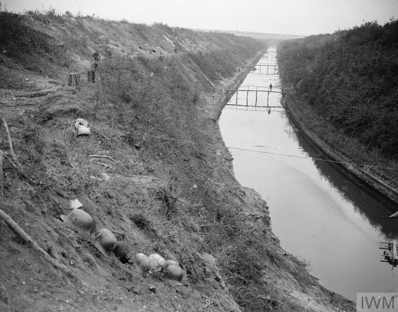 PeteAJohnston's tweet photo. It was today in 1918 that Lt David McLellan took his famous photograph of soldies of the 137th Brigade on the slope of the St. Quentin Canal, near Bellenglise, which they had crossed on 29 September in a remarkable feat of arms #FWW (© @I_W_M Q 9538) https://t.co/pIlxnbJprU https://t.co/ohdrJd9pjA