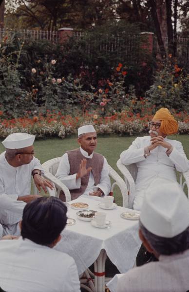 IndiaHistorypic's tweet photo. 1965 :: PM Lal Bahadur Shastri Doing Chai Pe Charcha 

( Photo -@LIFE / Stan Wayman) https://t.co/o2Aww1JPlx