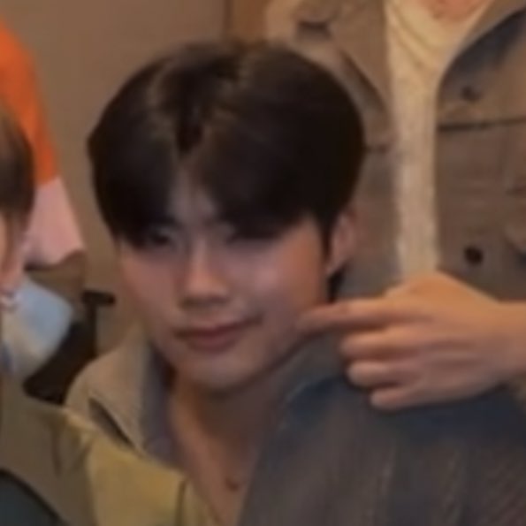 koow_gun's tweet image. 귀여운척해줘                             잘생긴척해줘