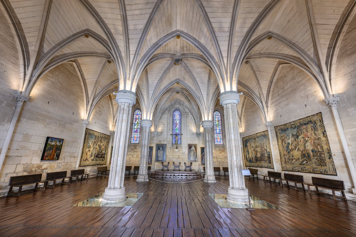 PatrimNacional's tweet image. 👉La sala capitular es una de las más importantes en los #monasterios.

En ella se hacen las votaciones y se discuten los asuntos de relevancia para la Orden.

📍En la de Santa María la Real de #LasHuelgas también se enterraban a las monjas que habían sido abadesas.