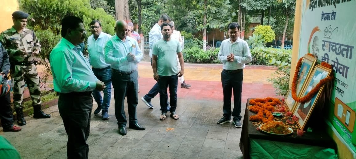 GMPiparwarCCL's tweet photo. आज 02 अक्टूबर 2023 को 'राष्ट्रपिता' महात्मा गांधी जयंती एवं लाल बहादुर शास्त्री जयंती के अवसर पर महाप्रबंधक कार्यालय, पिपरवार क्षेत्र में श्री सी. बी. सहाय, महाप्रबंधक समेत अन्य अधिकारीगण एवं कार्मिकगण की उपस्थिति में माल्यार्पण कर श्रद्धांजलि दी गई। https://t.co/kW2JH8ZtZM