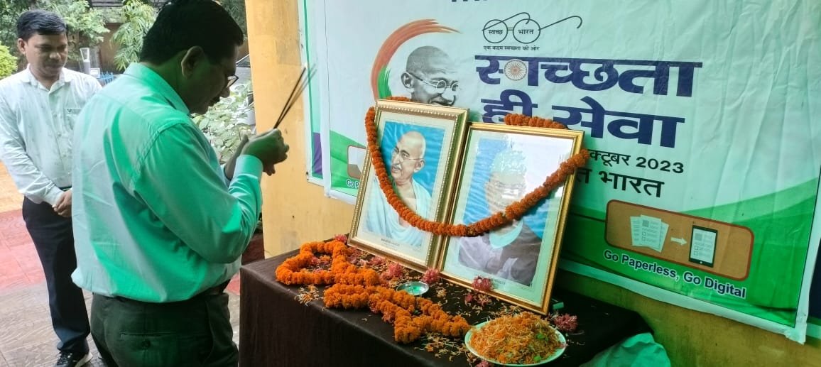 GMPiparwarCCL's tweet photo. आज 02 अक्टूबर 2023 को 'राष्ट्रपिता' महात्मा गांधी जयंती एवं लाल बहादुर शास्त्री जयंती के अवसर पर महाप्रबंधक कार्यालय, पिपरवार क्षेत्र में श्री सी. बी. सहाय, महाप्रबंधक समेत अन्य अधिकारीगण एवं कार्मिकगण की उपस्थिति में माल्यार्पण कर श्रद्धांजलि दी गई। https://t.co/kW2JH8ZtZM