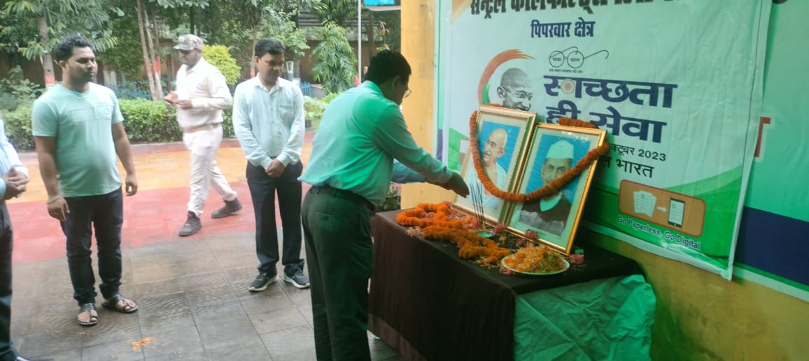GMPiparwarCCL's tweet photo. आज 02 अक्टूबर 2023 को 'राष्ट्रपिता' महात्मा गांधी जयंती एवं लाल बहादुर शास्त्री जयंती के अवसर पर महाप्रबंधक कार्यालय, पिपरवार क्षेत्र में श्री सी. बी. सहाय, महाप्रबंधक समेत अन्य अधिकारीगण एवं कार्मिकगण की उपस्थिति में माल्यार्पण कर श्रद्धांजलि दी गई। https://t.co/kW2JH8ZtZM