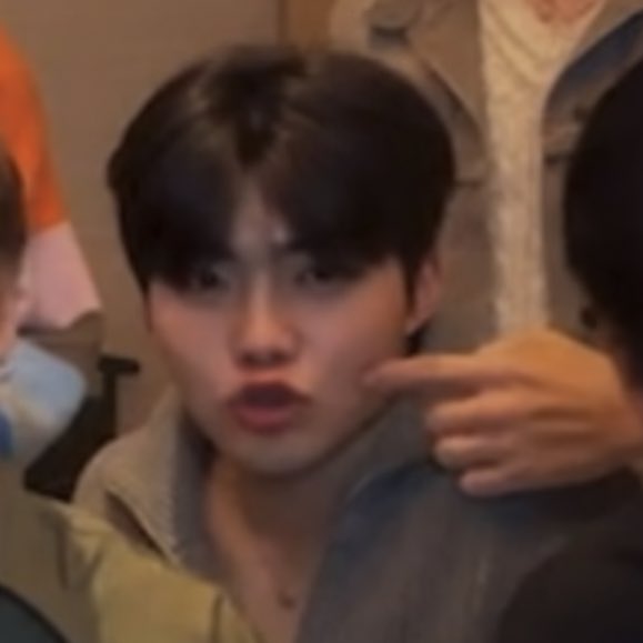 koow_gun's tweet image. 귀여운척해줘                             잘생긴척해줘