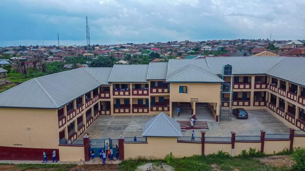 This is Muslim Grammar School, Odinjo, Ibadan, Oluyole LGA, one of 26 model schools completed by the Oyo State Universal Basic Education Board (OyoSUBEB) in the past one year.

Oyo education is better with Gov. #SeyiTheBeloved

#MakindeAt100
#MakindeIsWorking 
#PaceSetterState