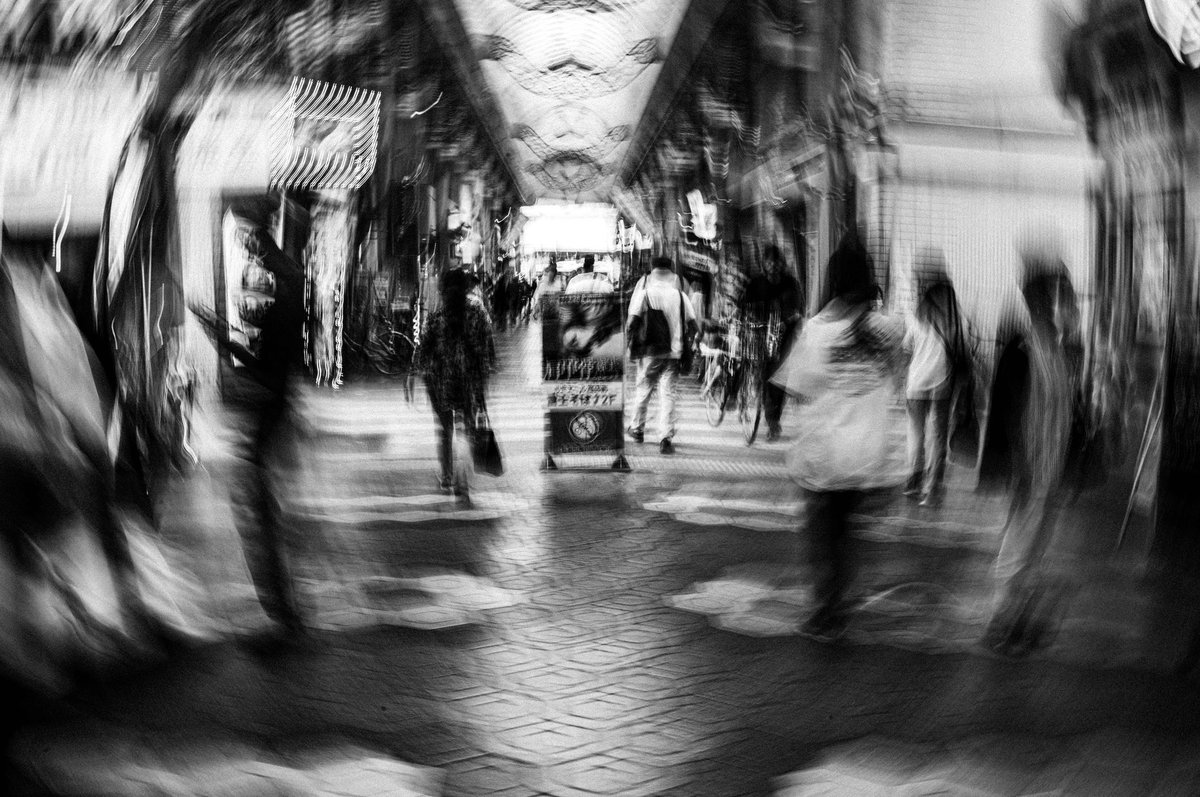 眩暈😵‍💫

#slowshutter
#monochrome 
#streetphoto
#streetsnap
#monochromephotography