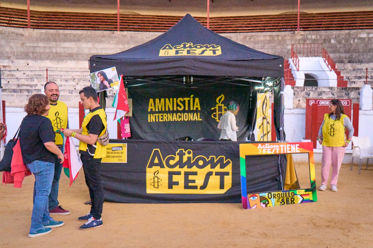 AmnistiaCLM's tweet photo. #ActionFest Música y derechos humanos unidos gracias a #ImposibleSound en Almagro. Con las mujeres de Irán y Afganistán. 📷 Fran González de @revistaindie https://t.co/0YfbYlwliS