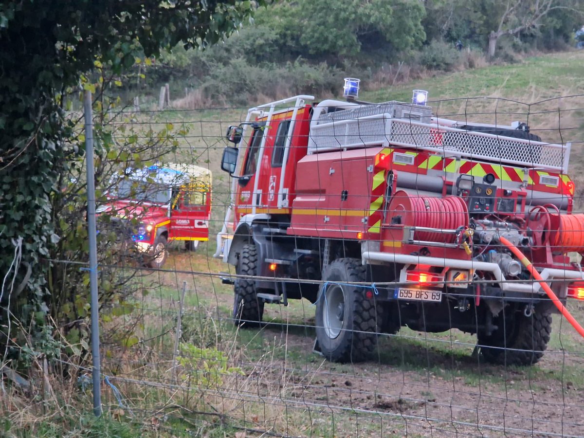 SDMIS69's tweet photo. [#OPERATIONNEL] 🔥

Retour en images d’une intervention concernant un feu de bâtiment agricole d’une surface de 200 m2. ➡️ Au total, 29 engins et 76 sapeurs-pompiers étaient sur place au plus fort de l’intervention #intervention #pompiers @SDMIS69 https://t.co/wkxLUqHfIp