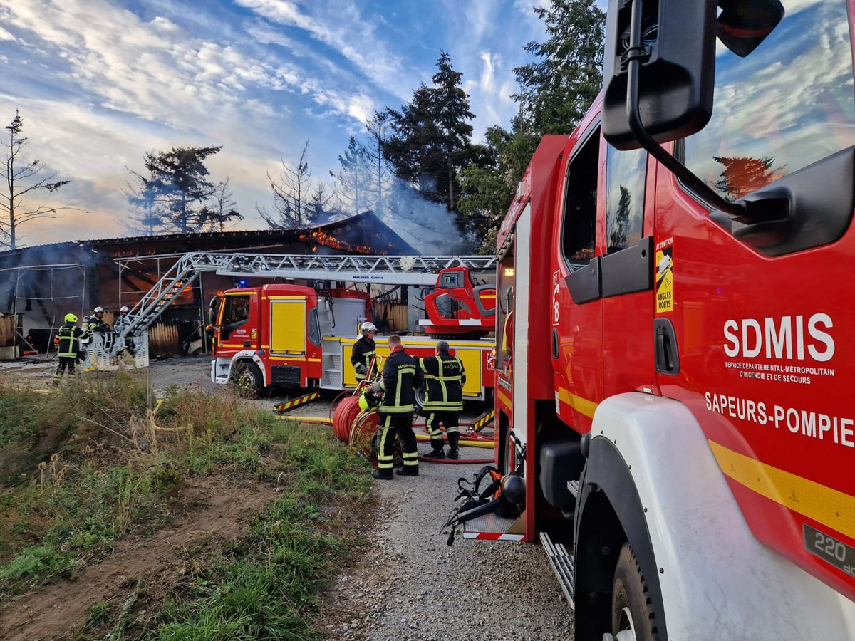 SDMIS69's tweet photo. [#OPERATIONNEL] 🔥

Retour en images d’une intervention concernant un feu de bâtiment agricole d’une surface de 200 m2. ➡️ Au total, 29 engins et 76 sapeurs-pompiers étaient sur place au plus fort de l’intervention #intervention #pompiers @SDMIS69 https://t.co/wkxLUqHfIp