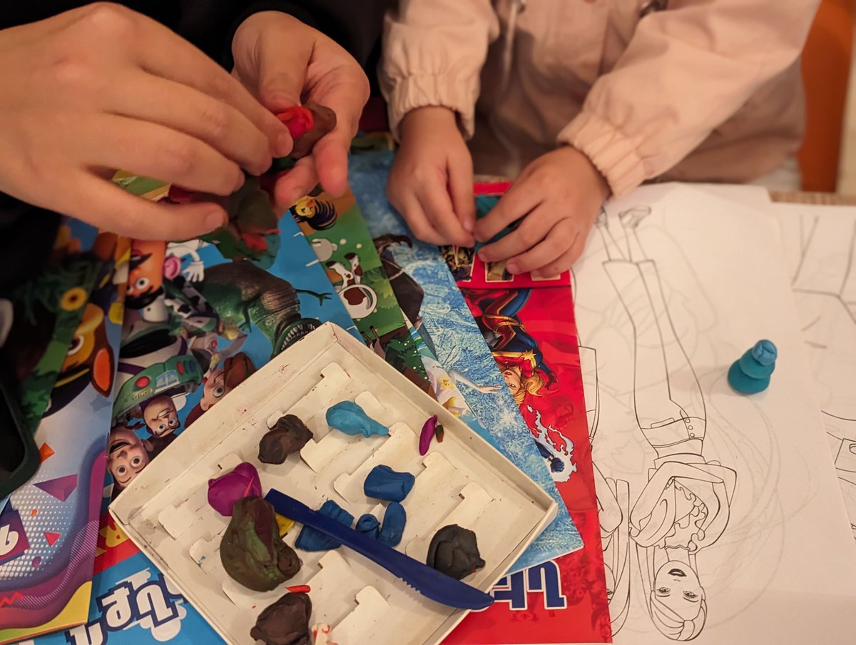 people_in_need's tweet photo. 👦👧 Despite everything, #kids play w/ peers at a Goris centre while newcomers register.🆘We started an Emergency Appeal #SOSArmenia collection, and your support can help us continue to provide vital supplies and support to those fleeing #NagornoKarabakh🙏https://t.co/0GXRMlcRAK https://t.co/rktc3raIba