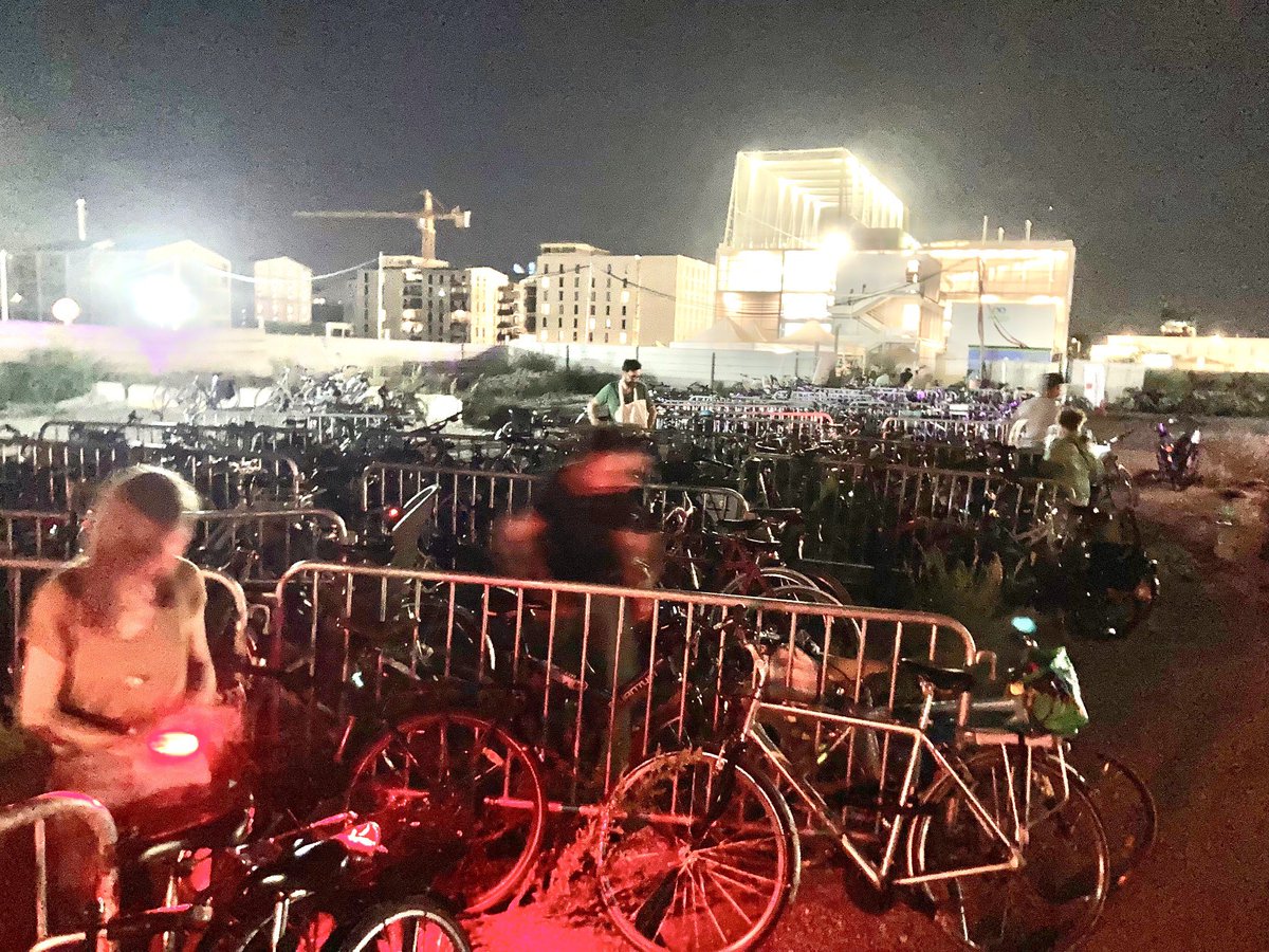 VeloCiteBdx's tweet photo. Samedi soir pour le spectacle « le piano vertical » de @fabfestivalbdx à Brazza :
✔️60% piétons
✔️35% vélos
✔️À peine 30 voitures
Et les bénévoles qui indiquent tout le long où est le parking vélo! 🤩
Ça n’a pas empêché que le site soit rempli (probablement 1000 à 2000 personnes) https://t.co/mFDo8Z7nSd