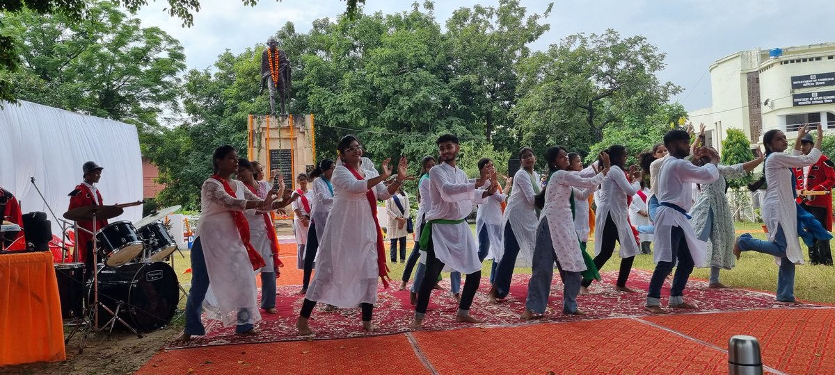 dswlkouniv's tweet photo. @lkouniv  students displayed glimpses from Mahatma Gandhi's life and struggle under the guidance of Prof. Madhurima Lal, Director Sanskriti https://t.co/Fsl6zOSaW5