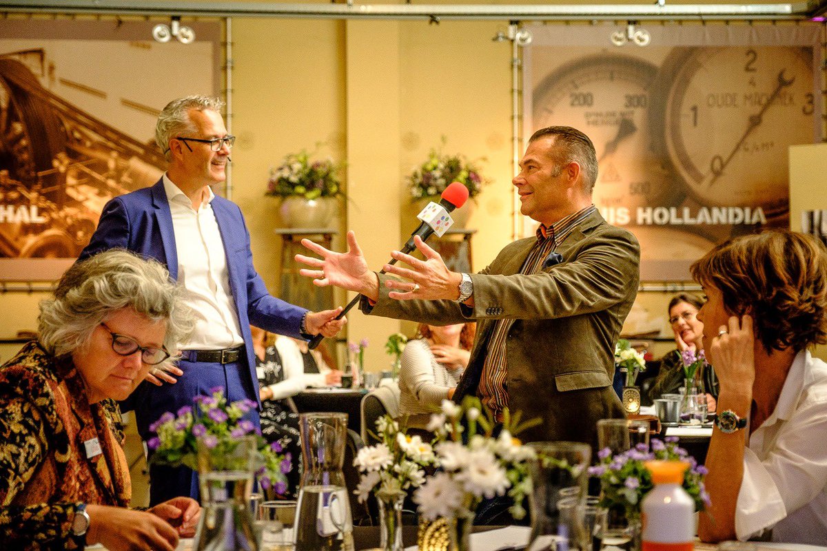 PRESENTATIETIP- Oogcontact
Oogcontact is magisch, omdat jouw publiek daarmee het gevoel krijgt letterlijk gezien te worden door jou. Zorg dat iedereen tijdens jouw pitch of presentatie door jou wordt gezien. Interessant? Kom naar de training, 10 november toppresentaties.nl/hoe-krijg-ik-m…