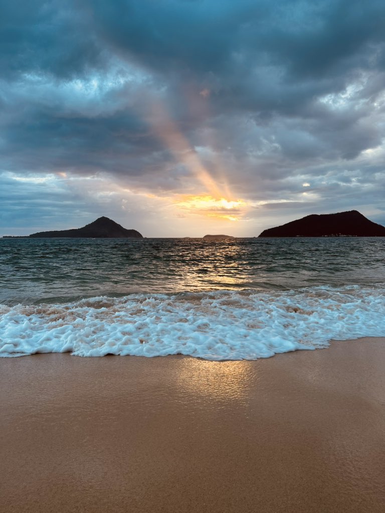PeterMarsh_PMC's tweet photo. Week one away from the world of work.  Sydney, Nelson Bay, up to Byron Bay and lots of camp fires in between #bush #beach #campfire #ponds #rainforesr #onepancooking #500miles @indiecampers @Jeep @youbeautvistaus https://t.co/lACyXbgg0W