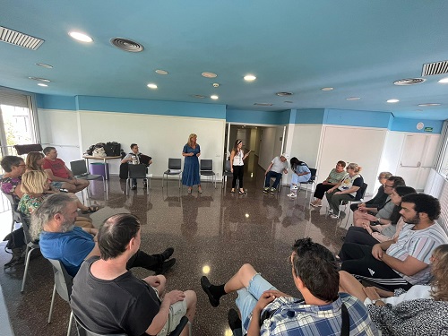 Hospital del Mar (@hospitaldelmar) on Twitter photo L’<a href="/hospitaldelmar/">Hospital del Mar</a> impulsa la #musicoteràpia en #salutmental, gràcies al conveni signat entre <a href="/AmicsHMar/">AMICS Hospital Mar</a> i <a href="/ReigJofre/">Reig Jofre</a> per portar aquesta teràpia als pacients del #CentreFòrumMAR
parcdesalutmar.cat/ca/noticies/vi… #humanitzacióMAR <a href="/Ribanezav/">Rocío Ibáñez</a> <a href="/anguera_marta/">Marta Anguera</a> <a href="/icmusicoterapia/">ICMT</a> <a href="/EscudNuria/">nuria Escudé </a> L’<a href="/hospitaldelmar/">Hospital del Mar</a> impulsa la #musicoteràpia en #salutmental, gràcies al conveni signat entre <a href="/AmicsHMar/">AMICS Hospital Mar</a> i <a href="/ReigJofre/">Reig Jofre</a> per portar aquesta teràpia als pacients del #CentreFòrumMAR
parcdesalutmar.cat/ca/noticies/vi… #humanitzacióMAR <a href="/Ribanezav/">Rocío Ibáñez</a> <a href="/anguera_marta/">Marta Anguera</a> <a href="/icmusicoterapia/">ICMT</a> <a href="/EscudNuria/">nuria Escudé </a>