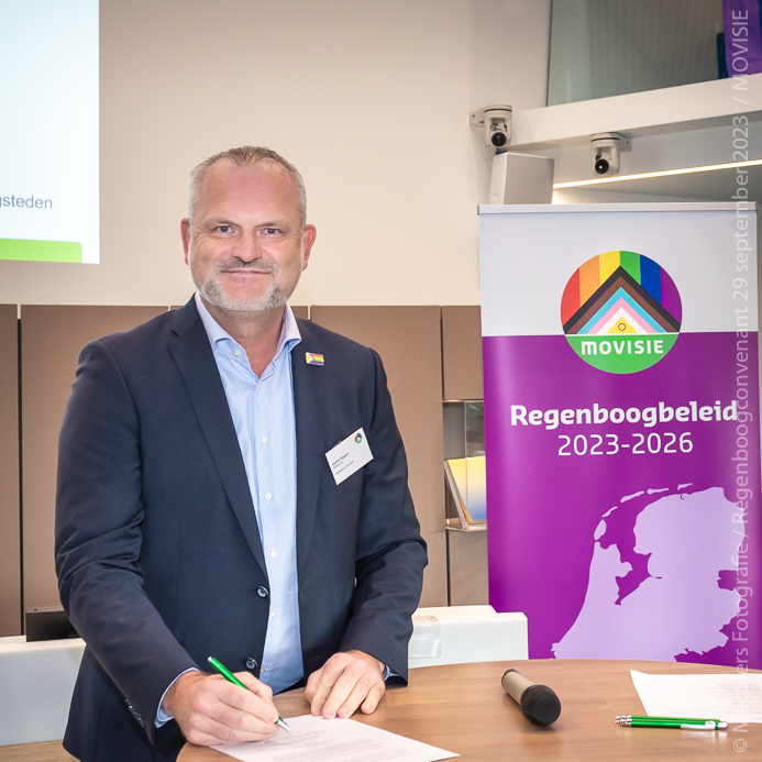 Wethouder @slegersgerard tekende vrijdag het #Regenboogconvenant. #Zaanstad ontvangt geld van @minocw om het lhbtiq+-beleid te versterken. “Zaanstad blijft zich inzetten voor meer acceptatie van lhbtiq+-personen en het tegengaan van discriminatie”. Foto: Macsiers Imaging