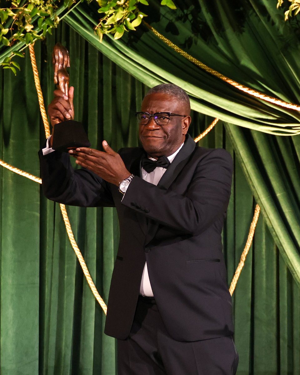 Afro_Actu's tweet image. Le 28 septembre, Dr. Denis Mukwege, prix Nobel de la paix 2018, a reçu un prix qui récompense l'implication de toute une vie dans le combat contre les violences sexuelles en RDC, lors de la 2e édition des #Albies de la fondation Clooney.

#RDC #CIV225 #CHEZMOIAUCONGO #Mali