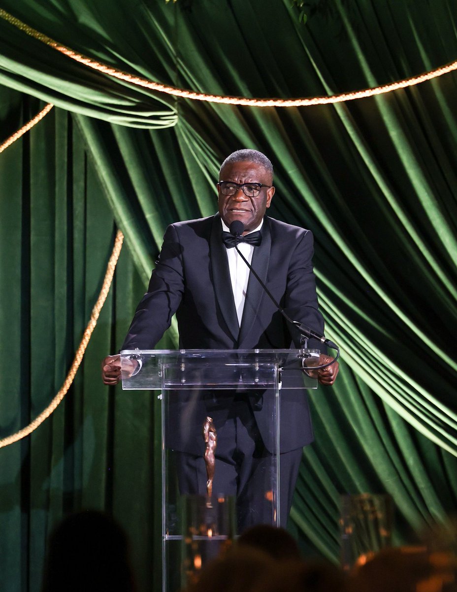 Afro_Actu's tweet image. Le 28 septembre, Dr. Denis Mukwege, prix Nobel de la paix 2018, a reçu un prix qui récompense l'implication de toute une vie dans le combat contre les violences sexuelles en RDC, lors de la 2e édition des #Albies de la fondation Clooney.

#RDC #CIV225 #CHEZMOIAUCONGO #Mali
