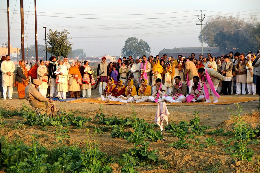 SigmaSixQV's tweet photo. इन #Dayalbagh की शादियों में,आप पूछेंगे अमीर-ग़रीब की दूरी कैसे कम होती है?

#Dayalbagh के सतसंगियों में वैसे तो तन, मन और आध्यात्म से धनी हैं, पर आर्थिक रूप से कुछ अमीर हैं, कुछ मिडिल क्लास हैं और कुछ गरीब हैं।

शादियों में इस आर्थिक दूरी का प्रभाव मिटाने के लिए, जिससे किसी पर यह सामाजिक दबाव ना हो कि उसे अपनी आर्थिक स्थिति से ज़्यादा खर्च करना पड़े, हमारे यहाँ शादी के समारोह के नियम बड़े सरल हैं।

- सगाई और शादी, खेतों में सुबह
- कई जोड़ों की एक साथ शादी होती है
- अमीर-गरीब, कोई फ़र्क़ नहीं पड़ता
- कास्ट-वास्ट, अब यह क्या होता है?
- नार्थ-साउथ, कोई परवाह नहीं

कुछ मुख्य नियम:
- लड़के वाले, 18,000 तक का खर्च
- लड़की वाले, 18,000 तक का खर्च
- शादी के पहले, तीन सेशन काउंसलिंग लड़के, लड़की और माता-पिता की
- शगुन/ गिफ्ट ग्यारह रुपये से ज़्यादा नहीं
- शादी का लंच 15 रुपये प्लेट
- केवल सौ अथिति, पैंसठ लड़की वालों के, पैंतीस लड़के वालों के (यह थोड़ा कठिन है)
- पूड़ी, दो सब्ज़ी, रायता, सलाद और मीठा
- वॉलंटियर्स ख़ाना बनाते और परोसते हैं
- दहेज तो चांस ही नहीं, भनक भी पड़ी तो ख़ैर नहीं

ना माँ-पिता को दिक़्क़त, ना अथिति को टेंशन, ना व्यवस्था की परेशानी।आ के #Dayalbagh में घर अलॉट कराओ, दर्शन पाओ, खेतों में सेवा करो, नाचो-गाओ, ख़ुशी बनाओ! और क्या चाहिए शादी में?

जीवन इतना सरल हो, तो दूसरे की सम्पत्ति पर नज़र डालने की इच्छा भी नहीं होएगी!

@myogiadityanath @narendramodi @OfficeOfDMAgra