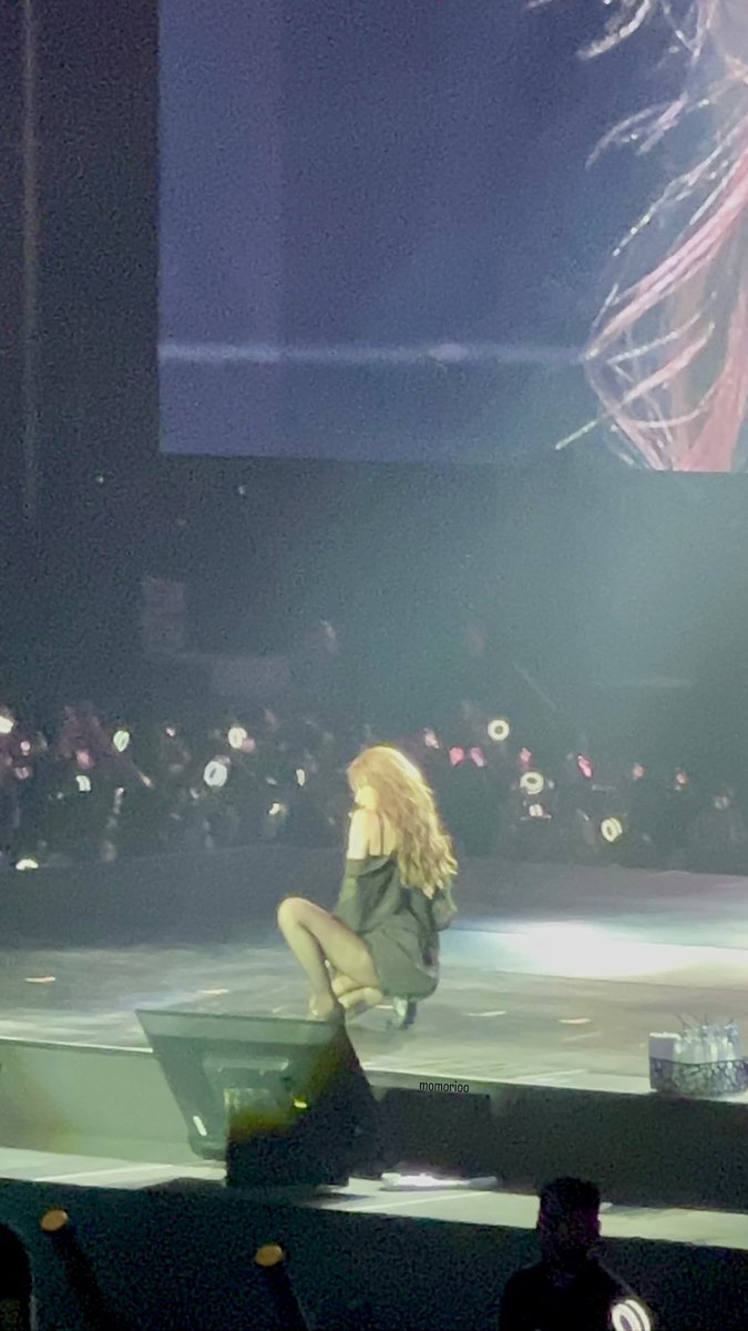 momorioo's tweet photo. 1st ph concert: damn ganda ni sana 🥹 nonono si Momo bias Mina wrecker tau

2nd ph concert: sana plssss huhu oo na sge na isa ka na sa wrecker ko 🥹 https://t.co/puQCKwBVLG