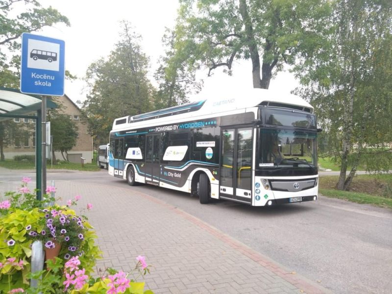 Fuelcellbus's tweet photo. #CEEH2BusRoadShow bus test drives concluded in #Valmiera last Friday!
Our #H2bus was refueled at @Rigassatiksme_ #H2refuelingstation. Its depot serves as the base for 10 hydrogen range-extended trolleybuses that benefit #Riga passengers daily!
🔜we hit the road for #Estonia! https://t.co/stZmHpHOhg