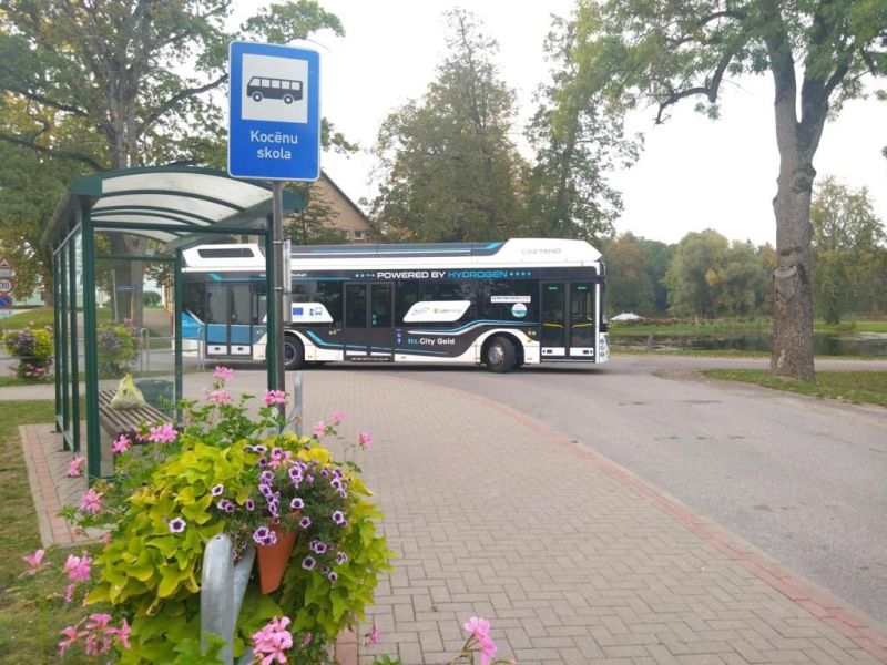 Fuelcellbus's tweet photo. #CEEH2BusRoadShow bus test drives concluded in #Valmiera last Friday!
Our #H2bus was refueled at @Rigassatiksme_ #H2refuelingstation. Its depot serves as the base for 10 hydrogen range-extended trolleybuses that benefit #Riga passengers daily!
🔜we hit the road for #Estonia! https://t.co/stZmHpHOhg
